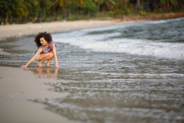 Karışık ırk kadın bir tropikal plaj.