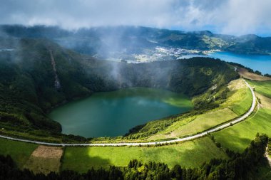 Boca mı Inferno bakış, Lagoa Verde ve Lagoa Azul - Sete Cidades göllerde volkanik kraterler San Miguel Adası, Azores, Portekiz. 