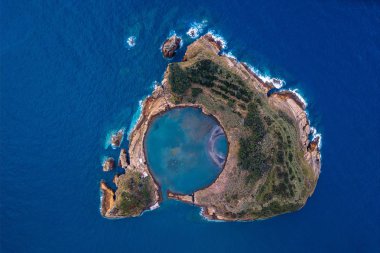 Üstten görünüm adacık Vila Franca do Campo San Miguel Island, Azor Takımadaları, Portekiz yakınındaki eski sualtı yanardağı krater tarafından oluşturulmuş.