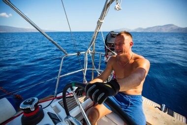 Adama dümen yelkenli tekne, gemi denetimleri sırasında Deniz Yat yarışı.