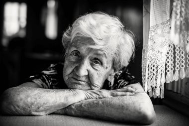 Siyah ve beyaz yakın çekim yaşlı kadın portresi.