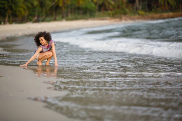 Gemengd Ras Vrouw Een Tropisch Strand — Stockfoto