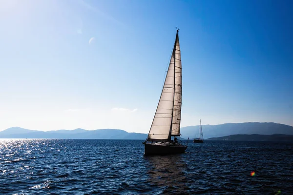 海に白い帆で船の豪華ヨットをセーリング — ストック写真