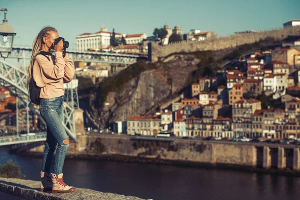 Dziewczyna Biorąc Zdjęcia Rzeki Douro Centrum Porto Portugalia — Zdjęcie stockowe