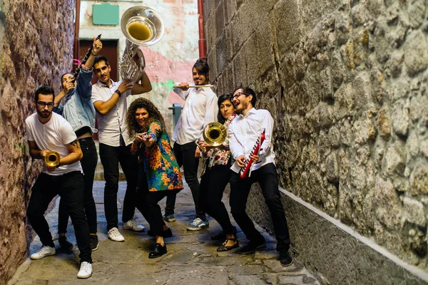 Banda Jazz Grupo Músicos Com Instrumentos Sopro Posando Rua — Fotografia de Stock