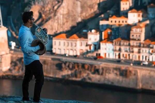 Musicien Jouer Musique Sur Trompette Face Rivière Douro Centre Ville — Photo