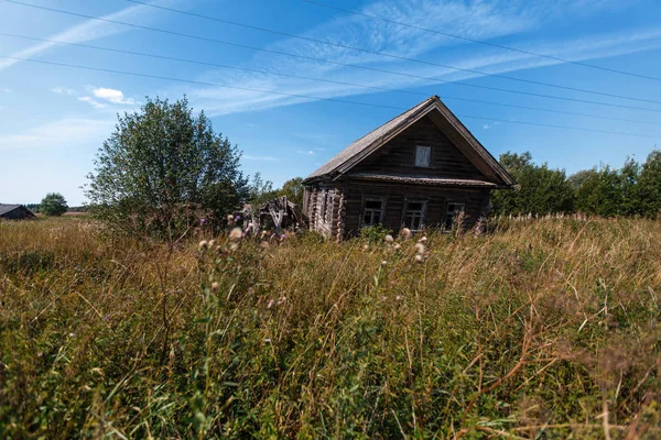 夏のロシア辺境の村に老朽化した木造住宅 — ストック写真