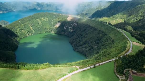 ラゴア ヴェルデとラゴア アズール ミゲル島 アゾレス諸島 ポルトガルのセッテ シダーデス火山の噴火口の湖上空 — ストック動画