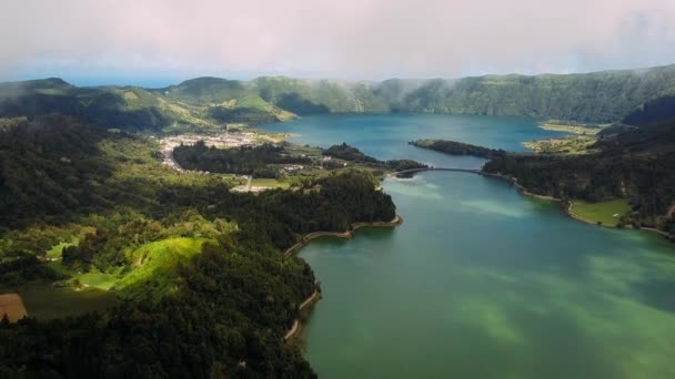 Flying Lagoa Verde Lagoa Azul Lakes Sete Cidades Volcanic Craters — Stock Video