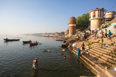 Varanasi, Hindistan - 18 Mar 2018: Sabahın erken saatlerinde kutsal Ganj Nehri kıyısında. Efsaneye göre Varanasi şehir Tanrı Shiva tarafından 5000 yıl önce kurulmuş.