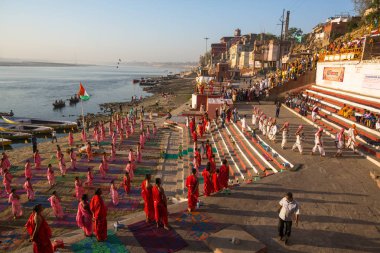 Varanasi, Hindistan - 18 Mar 2018: Genç hindu Rahipler şafak Ganj kıyısında karşılamak için bir tören yapmak ve Hint ve bayrağını yükseltmek. Varanasi Hinduizm 7 kutsal şehirlerden biri. 