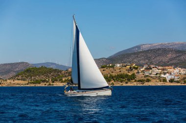 Denizin dalgaları aracılığıyla Rüzgar yelken. Lüks Yatlar. 