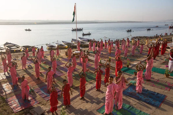 Varanasi India Mar 2018 Jonge Hindoe Monniken Organiseer Een Ceremonie — Stockfoto