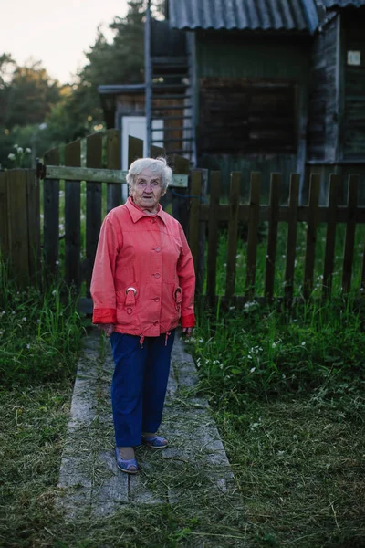 Ältere Frau Der Nähe Ihres Hauses Dorf — Stockfoto