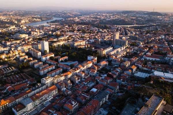 在葡萄牙波尔图城市的屋顶上空飞行 — 图库照片