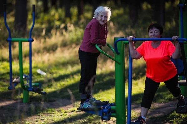 Elderly Woman Sport Playground Doing Exercises Simulator Coach — Stock Photo, Image
