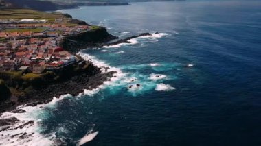 Uçan okyanus sörf resifleri kenarı Maia şehir San Miguel Island, Azores, Portekiz. 