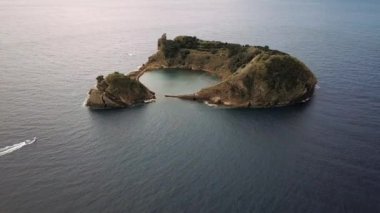 Üzerinde uçan adacık Vila Franca do Campo (Ilheu de Vila Franca do Campo) eski sualtı yanardağı San Miguel Island, Azores, Portekiz yakınındaki krater tarafından oluşturulmuş.