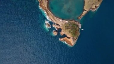 Uçan üzerinde adacık Vila Franca do Campo San Miguel Island, Azores, Portekiz yakınındaki eski sualtı yanardağı krater tarafından oluşturulur.
