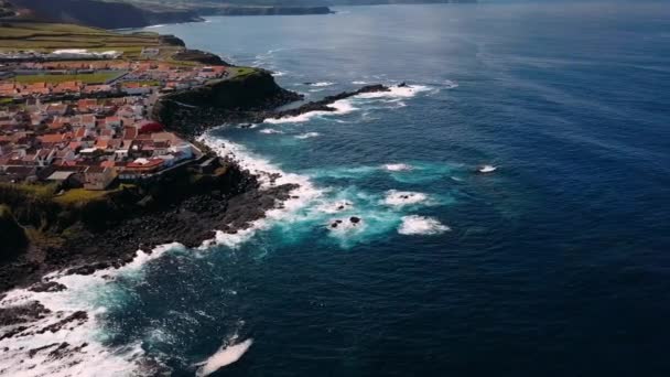 洋上飛行がマイア市サン ミゲル島 アゾレス諸島 ポルトガルのサンゴ礁海岸でサーフィンします — ストック動画