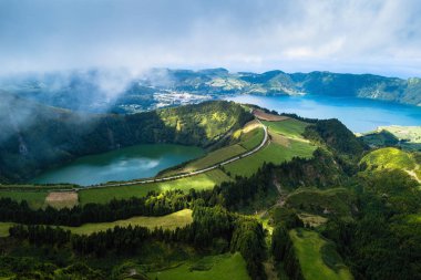Boca mı Inferno bakış, Lagoa Verde ve Lagoa Azul - Sete Cidades göllerde volkanik kraterler San Miguel Adası, Azores, Portekiz.