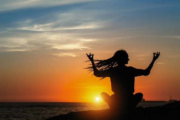 Yoga Silhueta Meditação Menina Oceano Durante Pôr Sol Incrível — Fotografia de Stock