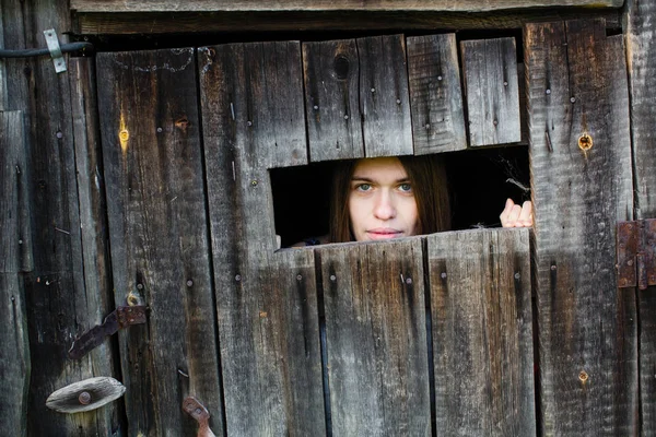 Een Jonge Vrouw Opgesloten Een Oude Houten Schuur Verdrietig Kijkt — Stockfoto