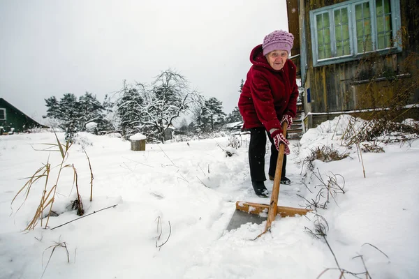 Eine Ältere Frau Reinigt Den Schnee Der Nähe Seines Hauses — Stockfoto