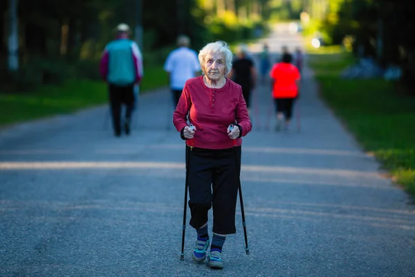 从事北欧行走的老年妇女棍棒 — 图库照片