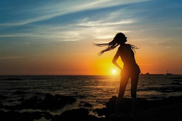 健身运动女孩日落时在海面上的剪影 健康的生活方式 — 图库照片#