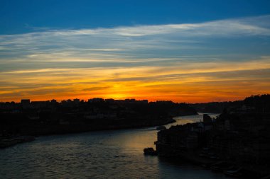 Şaşırtıcı alacakaranlık Douro Nehri, Porto, Portekiz.