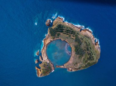 Kuş bakışı adacık Vila Franca yapmak Campo San Miguel Island, Azores, Portekiz yakınındaki eski sualtı yanardağı krater tarafından oluşturulmuş.