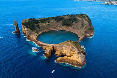 Üstten görünüm adacık Vila Franca do Campo San Miguel Island, Azores, Portekiz yakınındaki eski sualtı yanardağı krater tarafından oluşturulmuş.