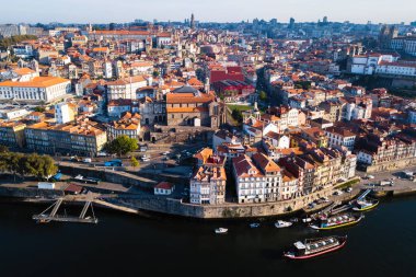 Ribeira ve Douro nehrinin, eski Porto şehir merkezi, Portekiz üstten görünüm.