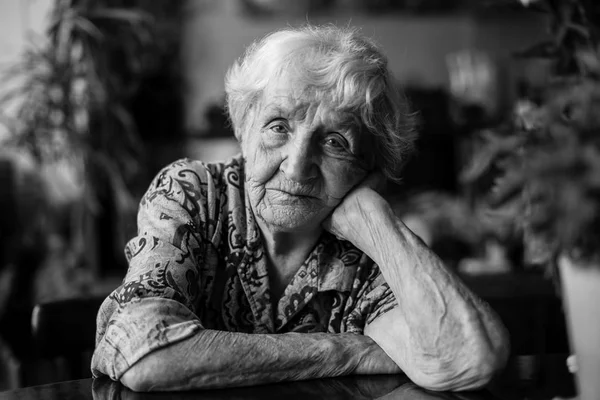 Starší Žena Černobílý Portrét — Stock fotografie