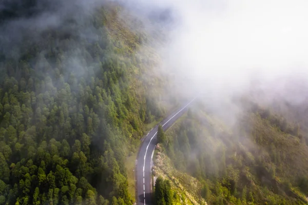 Vista Dall Alto Della Strada Montagna Avvolta Nella Nebbia — Foto Stock