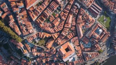 Ribeira Porto, Portekiz hava görünümünü çatılar. Eski Şehir Merkezi üzerinden uçan.