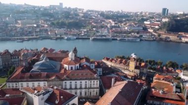 Douro nehir ve Ribeira, Porto, Portekiz üzerinde uçan. Gök olayları görüntülemek eski şehir merkezi çatılar.