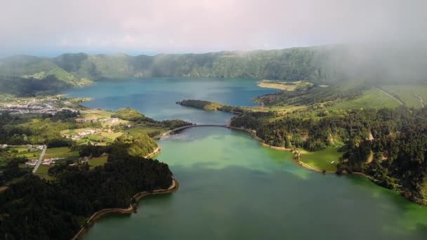 ラゴア ヴェルデとラゴア アズール ミゲル島 アゾレス諸島 ポルトガルのセッテ シダーデス火山の噴火口の湖 — ストック動画