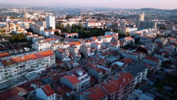 Vliegen Daken Van Huizen Stad Porto Portugal — Stockvideo