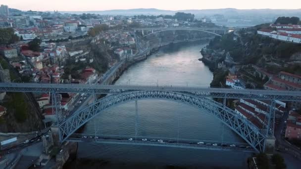 ドウロ川でリベイラと Dom ルイスの上を飛んで私鉄橋早朝 ポルトガルのポルトで 旧市街の中心の空撮 — ストック動画