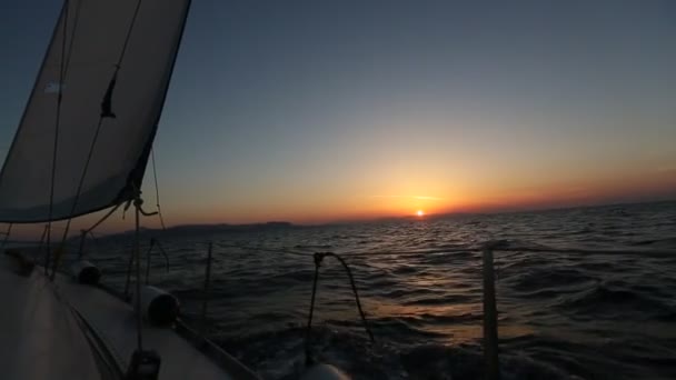 Όμορφη Θέα Στο Ηλιοβασίλεμα Από Ένα Ιστιοπλοϊκό Σκάφος Γλιστρώντας Πάνω — Αρχείο Βίντεο