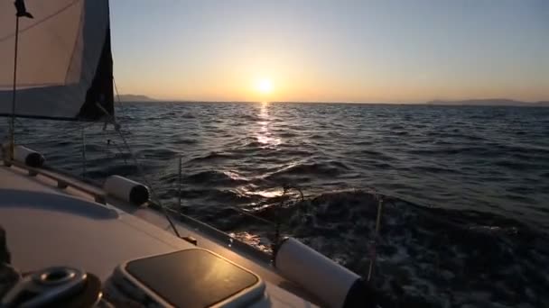 Όμορφη Θέα Στο Ηλιοβασίλεμα Από Ένα Ιστιοπλοϊκό Σκάφος Γλιστρώντας Πάνω — Αρχείο Βίντεο