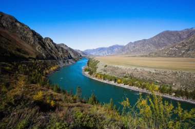 Sonbahar Katun nehirde Altay Dağları, Rusya Federasyonu.
