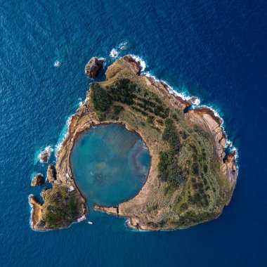 Üstten görünüm adacık Vila Franca do Campo San Miguel Island, Azor Takımadaları, Portekiz yakınındaki eski sualtı yanardağı krater tarafından oluşturulmuş.