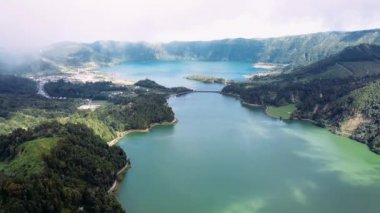 Lagoa Verde ve Lagoa Azul - San Miguel Adası, Azores, Portekiz Sete Cidades volkanik krater gölleri havadan görünümü.