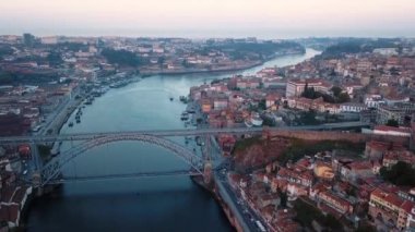 Dom Luis üzerinde uçan ben köprü Douro Nehri sabah erken Porto, Portekiz demir. Eski şehir merkezinin havadan görünümü.