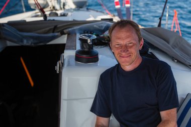 Mutlu bir adam olarak onun Yelkenli Yat Tekne deniz üzerinde.