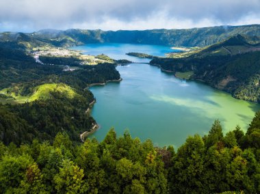 Lagoa Verde ve Lagoa Azul - San Miguel Adası, Azores, Portekiz Sete Cidades volkanik krater gölleri havadan görünümü.