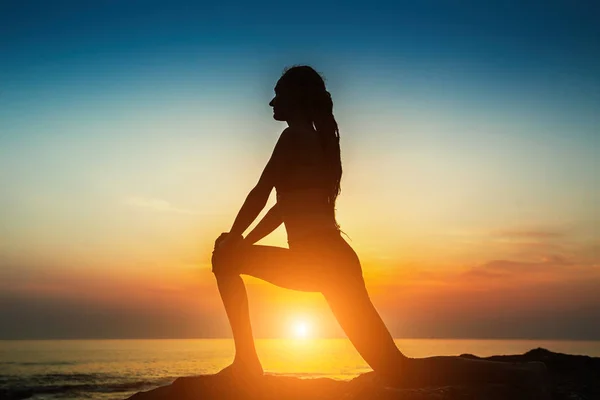 Silhueta Uma Jovem Mulher Praticando Exercícios Ioga Oceano Pôr Sol — Fotografia de Stock